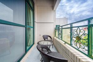 Phòng Deluxe cho 4 Khách với Ban công (Deluxe Quadruple Room with Balcony)