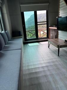 Phòng Gia đình nhìn ra Núi (Family Room with Mountain View)