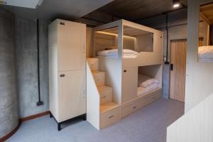 Giường Đơn trong Phòng ngủ tập thể (Single Bed in Dormitory Room)