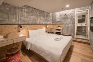 Standard Queen Room - No Window (Standard Queen Room - no window)