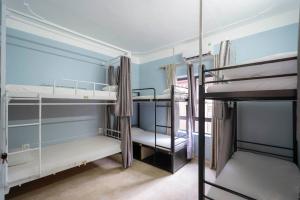 Giường Trong Phòng Nghỉ Tập Thể 8 Giường Cho Cả Nam Và Nữ (Bed in 8-Bed Mixed Dormitory Room)