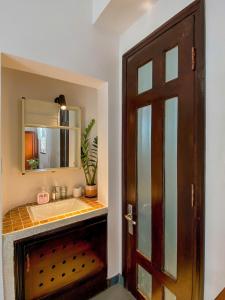 Căn Hộ Có Ban Công (Apartment with Balcony)