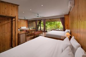 Suite Junior Nhìn Ra Kênh (Junior Suite with Canal View)