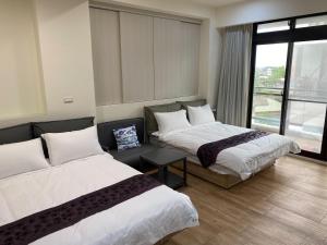 Phòng Gia đình Nhìn ra Vườn (Family Room with Garden View)
