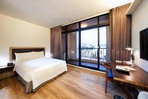 Suite Lớn có Ban Công (Executive Suite with Balcony)