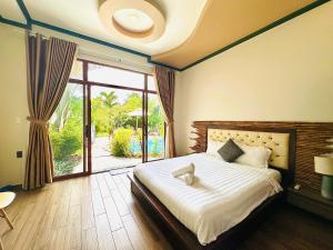 Phòng Có Giường Cỡ King Nhìn Ra Hồ Bơi (King Room with Pool View)
