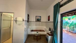 Phòng Gia Đình Hướng Vườn (Family Room Garden View)