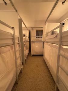 Giường Đơn Trong Phòng Nghỉ Tập Thể Cho Cả Nam Và Nữ (Single Bed in Mixed Dormitory Room)