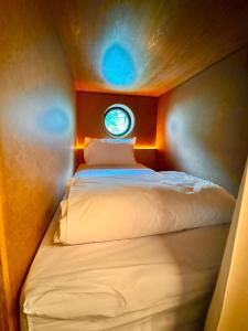 Giường Tầng Trong Phòng Ngủ Tập Thể Cho Nam Và Nữ (Bunk Bed in Mixed Dormitory Room)