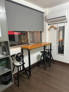Phòng gia đình với phòng tắm riêng. (Family Room with Private Bathroom)