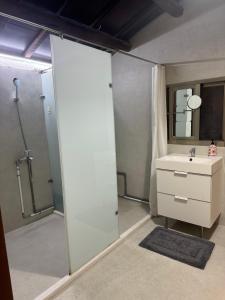 Phòng gia đình với phòng tắm riêng. (Family Room with Private Bathroom)