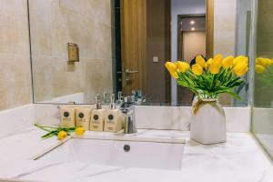 Phòng Có Giường Cỡ Queen Nhìn Ra Hồ Bơi (Queen Room with Pool View)