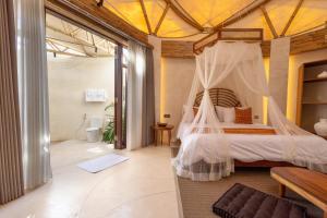 Suite Có Giường Cỡ King Nhìn Ra Hồ Bơi (King Suite with Pool View)
