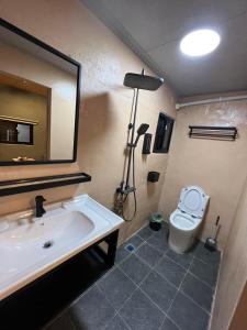 Phòng Giường Đôi Có Phòng Tắm Riêng (Double Room with Private Bathroom)