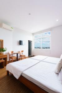 Phòng 2 Giường Đơn Nhìn Ra Thành Phố (Twin Room with City View)