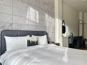 Phòng Giường Đôi Có Tầm Nhìn Ra Đường Phố Và Ban Công (Double Room with Street View with Balcony)