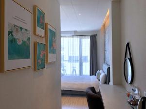 Phòng Giường Đôi Có Tầm Nhìn Ra Đường Phố Và Ban Công (Double Room with Street View with Balcony)
