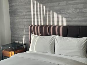 Phòng Giường Đôi Có Tầm Nhìn Ra Đường Phố Và Ban Công (Double Room with Street View with Balcony)