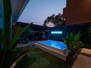 Studio Nhìn Ra Hồ Bơi (Studio with Pool View)