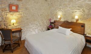 Tradition Double Room with Courtyard View room in Europe Saint Severin-Paris Notre Dame
