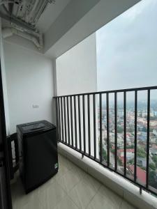 Căn Hộ Nhìn Ra Thành Phố (Apartment with City View)