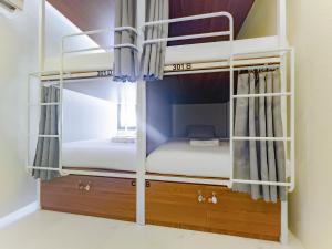 Giường trong Phòng ngủ tập thể Nữ 4 Người (Bed in 4-Bed Female Dormitory Room)