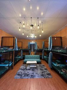 Giường Tầng Trong Phòng Ngủ Tập Thể Cho Nam Và Nữ (Bunk Bed in Mixed Dormitory Room)
