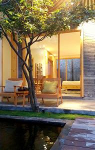 Căn Hộ Nhìn Ra Vườn (Apartment with Garden View)