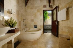 Biệt Thự Có Hồ Bơi Riêng (Villa with Private Pool)