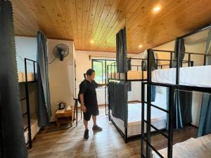 Giường Trong Phòng Ngủ Tập Thể 6 Giường (Bed in 6-Bed Dormitory Room)