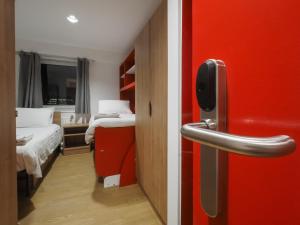 Standard Twin Room with Shared Bathroom room in LSE High Holborn