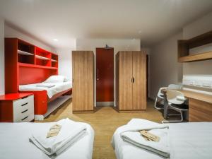 Standard Triple Room with En-suite Bathroom room in LSE High Holborn