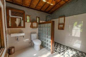 Phòng Deluxe Giường Đôi Có Ban Công (Deluxe Double Room with Balcony)
