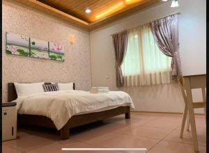 Phòng Deluxe hướng núi giường đôi hoặc 2 giường đơn (Deluxe Double or Twin Room with Mountain View)