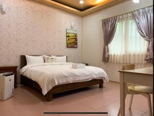 Phòng Deluxe hướng núi giường đôi hoặc 2 giường đơn (Deluxe Double or Twin Room with Mountain View)