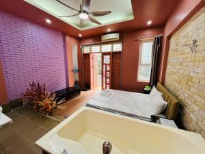 Phòng Có Giường Cỡ Queen Và Bồn Tắm Spa (Queen Room with Spa Bath)