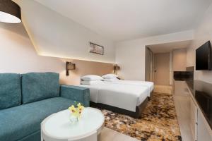 2 Twin Beds Deluxe (with Sofa Bed)