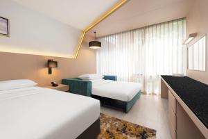 1 King Bed (with Sofa Bed) (1 KING BED (WITH SOFA BED))