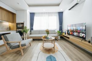 Căn Hộ Cao Cấp 3 Phòng Ngủ (Three-Bedroom Premium Apartment)