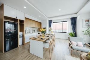 Căn hộ 2 phòng ngủ nhìn ra hồ nước (Two-Bedroom Apartment with Lake View)