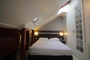 Standard Single Room room in Modern's Hotel