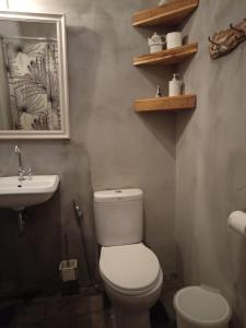 Phòng Tiêu Chuẩn Giường Đôi Có Quạt Máy (Standard Double Room with Fan)