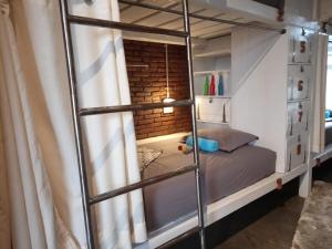 Giường Đơn Trong Phòng Nghỉ Tập Thể Cho Cả Nam Và Nữ (Single Bed in Mixed Dormitory Room)