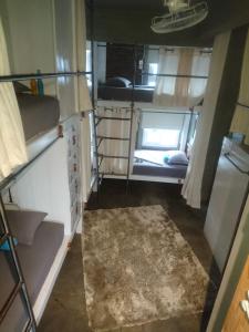 Giường Đơn Trong Phòng Nghỉ Tập Thể Cho Cả Nam Và Nữ (Single Bed in Mixed Dormitory Room)