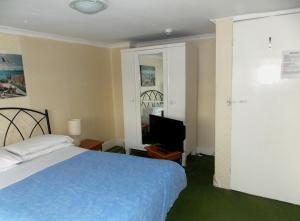 Budget Double Room with Shared Bathroom room in Dillons Hotel