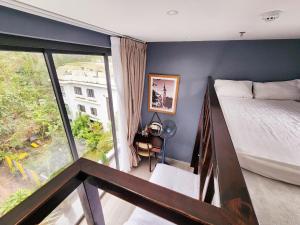 Phòng Gia đình Nhìn ra Vườn (Family Room with Garden View)