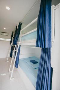 Giường Tầng Trong Phòng Ngủ Tập Thể Cho Nam Và Nữ (Bunk Bed in Mixed Dormitory Room)