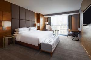 1 Bedroom Suite, 1 King, Pool view