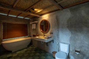 Suite Nhìn ra Hồ bơi (Suite with Pool View)