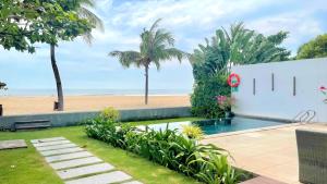 Biệt thự Ven biển có Hồ bơi (Beachfront Pool Villa)